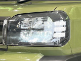 【LEDヘッドライト】悪天候や夜間走行時も良好な視界を確保し安心して運転できる高輝度LEDヘッドライトを装備!点灯速度が早く、消費電力も抑えられています。