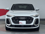 Audiの象徴であるシングルフレームグリルをよりワイドで低くシャープなデザインとすることでワイド&ローのフォルムを協調しています。