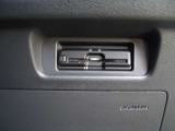 運転席の右下にETCがビルトインされています。高速道路では便利ですね!