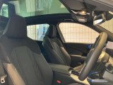 【運転席シート】人間工学に基づき形成した形状が長時間のドライブ疲労も軽減します。すべての走りを特別な出来事に変える様に設計されています。