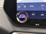 オートエアコンは温度を設定するだけで、自動で風量などを設定してくれます。運転しながら操作も必要ないので、安全性も向上します。