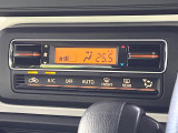 【オートエアコン】一度お好みの温度に設定すれば、車内の温度を検知し風量や温度を自動で調整。暑い&hellip;寒い&hellip;と何度もスイッチ操作をする必要はありません。快適な車内空間には必須の機能ですね♪