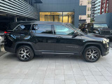 ホイールアーチが台形なのはJeepのみのデザインになり、ここを見てもJeepとすぐ分かります!