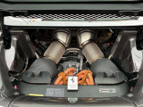 3.0L V6ツインターボエンジン+モーター1基を搭載、830CVを発揮します。(カタログ値)。