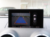 バックカメラ駐車時、後退時に後方を確認する事ができる安全快適装備になります映像だけでなくセンサーにより障害物の距離もドライバーに直感的に伝えてくれる機能になります。