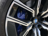 Mスポーツ・ブレーキ! Mのロゴがあしらわれたブルー色のMスポーツ・ブレーキはダイナミックなパフォーマンスに相応しい、優れた制動力を発揮します。