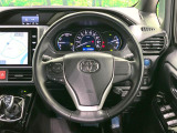 【純正革巻きステアリング】上質な革を使用することで、手にしっかり馴染みとても運転しやすいハンドルです♪