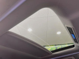 【サンルーフ】開放感たっぷりの希少装備、サンルーフが装着されています!車内に明かりを取り入れたり景色を楽しむ以外にも、車内の空気も簡単に換気できて快適です!