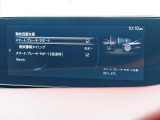 こちらのお車には先進安全装備が多数搭載されています。衝突被害を回避あるいは軽減するためのブレーキや、後方死角からの接近警報、車線逸脱を防止する警報装置など、詳しくはスタッフまでお尋ねください。