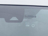 【エマージェンシーブレーキ】走行中に前方の車両等を認識し、衝突しそうな時は警報とブレーキで衝突回避と被害軽減をアシスト。より安全にドライブをお楽しみいただけます。