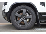 純正20インチホイールを装備。ボディカラーと良くマッチしており、車体全体がよりスタイリッシュな印象になります。