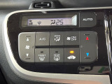 【オートエアコン】一度お好みの温度に設定すれば、車内の温度を検知し風量や温度を自動で調整。暑い&hellip;寒い&hellip;と何度もスイッチ操作をする必要はありません。快適な車内空間には必須の機能ですね♪