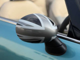 MINIの電動格納サイドミラーは、スイッチ操作でスムーズに開閉でき、狭い駐車場でも安心して扱えます。車体との一体感あるデザインで、利便性とスタイリングを両立した装備です。