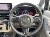 インテリアに合わせたデザインのステアリングは、運転される方のことも考え、運転しやすい形状、大きさです。是非一度、実際に触ってお確かめください。