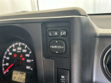 日本の駐車場は幅が広くないところが多くて、乗り降りが大変だったりしますよね。電動ミラーがあれば、室内でミラーをたためるので、駐車するときも便利ですね。