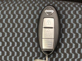 ドアの開閉時、両手が荷物で塞がっている時はキーレスでのカギの解除が大変ですよね。スマートキーはポケットやバッグに入れておけば、ノブに触れただけでロックの解除が可能です。とても便利な機能です。