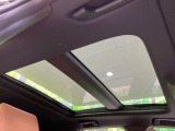 【サンルーフ】開放感たっぷりの希少装備、サンルーフが装着されています!車内に明かりを取り入れたり景色を楽しむ以外にも、車内の空気も簡単に換気できて快適です!