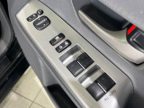 【電動格納ミラー】サイドミラーは電動格納式となっており、狭い駐車場でもキズがつくリスクを抑えられます。