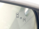 【リヤビークルディティクション】走行中、ドアミラーの死角になりやすい箇所に後続車が接近するとサイドミラー付近に警告を表示、ドライバーに注意喚起と、万一の際はハンドル操作をアシストをします。