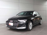 ●一目でAudiとわかる特徴的なシングルフレームグリル・LEDランプ。精悍なフロントマスクからAudiのスマートで上品なブランドを連想させてくれます。女性にも大変ご好評頂いております。