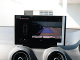 バックカメラ駐車時、後退時に後方を確認する事ができる安全快適装備になります映像だけでなくセンサーにより障害物の距離もドライバーに直感的に伝えてくれる機能になります。