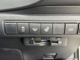 ステアリングヒーターやオートハイビームなどの快適・安全装備スイッチが集約。ETC車載器もすっきりとビルトインされています。