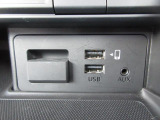 CD/DVD再生プレーヤーとフルセグTVチューナーを装備しています。また、USB端子も備えています。