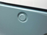 後方にはコーナーセンサーが付いております。音で危険を知らせてくれるのとブレーキとアクセルの踏み間違えも防止してくれます。