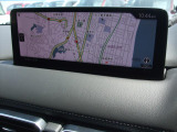 マツダコネクトの10.25インチワイドセンターディスプレイです。『Android Auto』『Apple CarPlay』や独自のコネクテッドサービスに対応したインターフェイスシステムです。