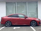 オリジナル・サービスもついたBMW自動車保険も取り扱っております。BMW自動車保険にご加入いただくと、万一のトラブルを24時間365日サポートするエマージェンシー・サービスの〈プレミアム〉をご利用いただけます。