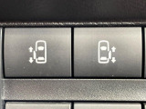 【ハンズフリー機能付き両側パワースライドドア】スライドドアの下に足先を入れてすぐ引くと、自動的にスライドドアが開閉します!荷物で両手がふさがった状態でも、ドアの開閉ができてとっても便利!