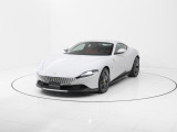 コーンズ名古屋ショールームでは1階に最新モデルの展示とコンフィグレーションルーム、2階には中古車展示エリアとラウンジを配し、最新CIのもとフェラーリをご覧いただけます。
