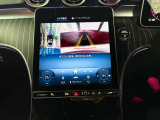 アクティブパーキングアシストで、狭い駐車も自動操作。ステアリング任せの安心感とラグジュアリーな快適さを両立。