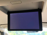 【フリップダウンモニター】大画面モニターで後席でもエンタメをお楽しみいただけます。小さなお子様にも大人気の装備です♪