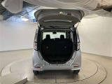 バックドアを上げた状態です。シートのアレンジ次第で荷室のスペースが変わります!用途に合わせて快適な室内を?