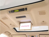【電動後席モニター】プレミアムサウンド専用!電動開閉後席フリップダウンモニターです。5.1chサウンド、18スピーカーの専用音響システムとなり、人気の装備になります。