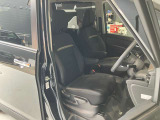 運転席、助手席です。座面も広くゆったりと座れてアームレストも付いているので重宝します。
