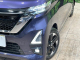 【LEDヘッドライト】悪天候や夜間走行時も良好な視界を確保し安心して運転できる高輝度LEDヘッドライトを装備!点灯速度が早く、消費電力も抑えられています。