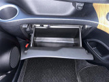 【グローブボックス】大容量のグローブボックスです!!車検証ケース他、日頃使う小物類の収納スペースもたくさんあります!