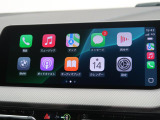 【アップルカープレイ】iPhoneがBMW車両とワイヤレスで接続されます。Apple CarPlayでは、オーディオストリーミングやメッセージングアプリがディスプレイに表示されます。