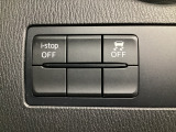 運転席脇のクラスタースイッチ部分にはアイドリングストップOFFスイッチ、その他走行系スイッチを集中配置しております。