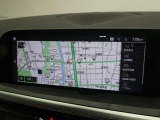 【純正ナビゲーション】BMWのナビゲーションは操作性も良く、詳細な地図情報と交通状況を見やすく表示し、快適なドライビングをサポートしながら目的地までナビゲートします