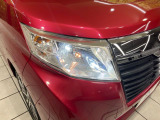 【LEDヘッドライト】悪天候や夜間走行時も良好な視界を確保し安心して運転できる高輝度LEDヘッドライトを装備!点灯速度が早く、消費電力も抑えられています。
