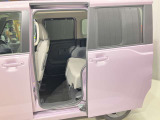 スライドドア開口幅が広く乗り降りがスムーズにできます。また大型グリップはお子様やご高齢の方の楽な乗り降りをサポートします。