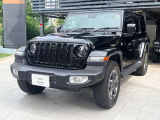 遠くから見てもひと目でJeepとわかるデザイン。アウトドアからフォーマルなシーンまでしっかりとこなします。