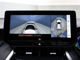 【パノラミックビュー&ワイドフロントビュー】見通しの悪い交差点などでも、車両の前後左右に設置したカメラによって、ワイドな左右視界をナビ画面に表示します。