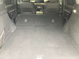 リアシートは片方ずつ倒せます。乗車員数や積む荷物に応じてアレンジが可能ですので多彩に使えてとても便利です。