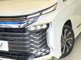 【LEDヘッドライト】悪天候や夜間走行時も良好な視界を確保し安心して運転できる高輝度LEDヘッドライトを装備!点灯速度が早く、消費電力も抑えられています。