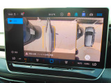 ギアをリバースに入れると車両後方の映像に加え上空からの車両周囲の疑似映像を映し出します。画面にはガイドラインが表示され、車庫入れや縦列駐車などの際に安全確認をサポートします。