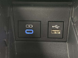 こちらのクルマはUSB接続コネクタも装備されています♪スマホの充電などにお使い下さい。ご旅行中での充電切れも、これなら心配いりませんね!